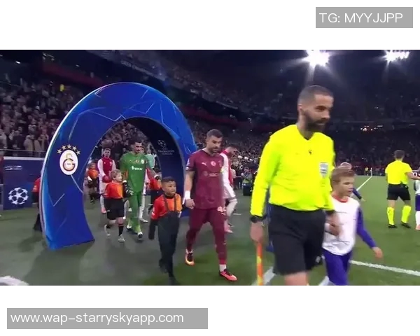 三位球星在欧冠客场对阿贾克斯上演帽子戏法的精彩瞬间