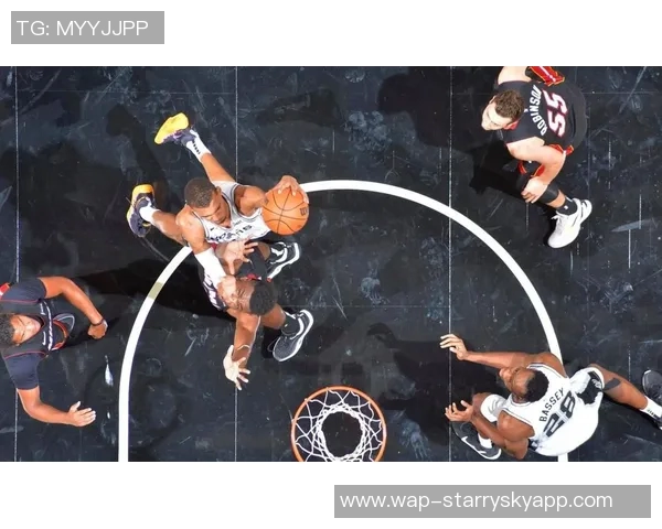 卡斯尔表现不佳失误频繁12投仅5中贡献16分5篮板6助攻1抢断1盖帽