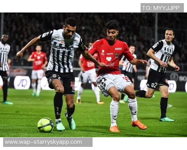 多特蒙德半场领先弗赖堡本塞拜尼进球丘库埃梅卡射门中柱